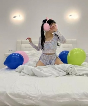 Мои услуги наполнены страстью и нежностью, я помогу тебе расслабиться и забыть обо всех проблемах. У меня есть опыт встреч с мужчинами всех возрастов и предпочтений. Живу в Москве и готова приехать к тебе, чтобы сделать нашу встречу незабываемой. Мои клиенты всегда остаются довольными и возвращаются ко мне снова и снова. У меня есть фото, которые гарантированно подтвердят мою красоту и страсть. Не теряй время, напиши мне прямо сейчас, и мы сделаем твои самые сокровенные мечты реальностью. 👠💋💦🔥 741, 19 лет